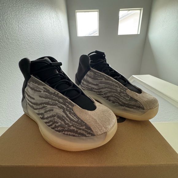 YEEZY QNTM Kids Sneakers